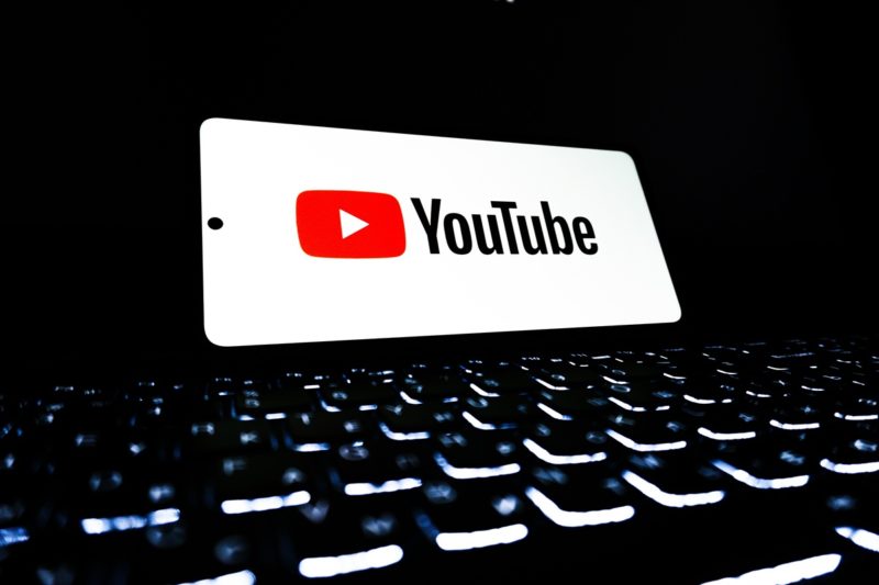 YouTube 新評分系統請觀眾辨識是否 AI 內容與品質好壞，遭批工作外包還不給回饋